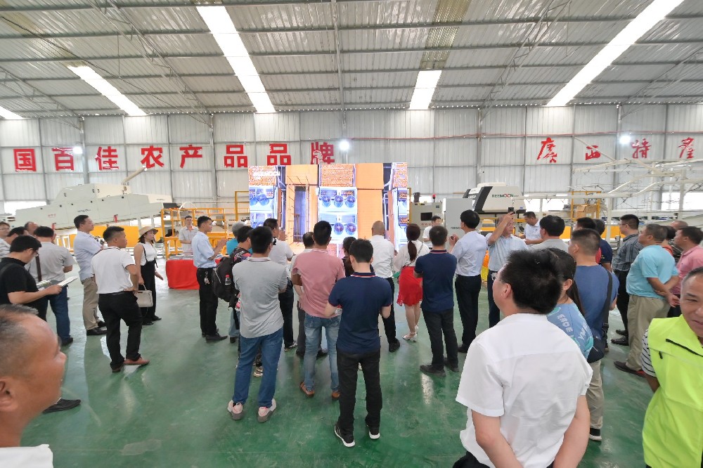 2021年6月29日上午10點(diǎn)“建黨百年特色活動(dòng)·群南柑橘產(chǎn)業(yè)示范區(qū)研發(fā)培訓(xùn)中心柑橘技術(shù)交流會(huì)”在廣西桂潔農(nóng)業(yè)有限公司舉行，交流會(huì)上同期舉辦了綠萌“FRUSCAN 7.0 視覺(jué)瑕疵檢測(cè)技術(shù)” 現(xiàn)場(chǎng)觀摩會(huì)。在觀摩過(guò)程中，與會(huì)人員詳細(xì)地觀看了綠萌宣傳視頻和現(xiàn)場(chǎng)演示，細(xì)致地了解了綠萌 FRUSCAN 7.0 視覺(jué)瑕疵檢測(cè)技術(shù)對(duì)果蔬分