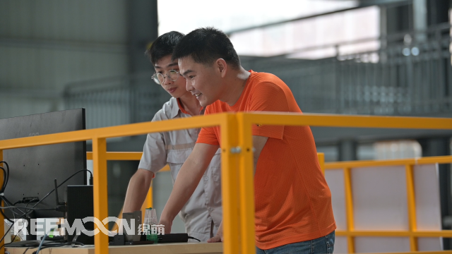 1655972249795437.png 黃其超與廖陳生在中控臺(tái)觀察荔枝數(shù)據(jù).png