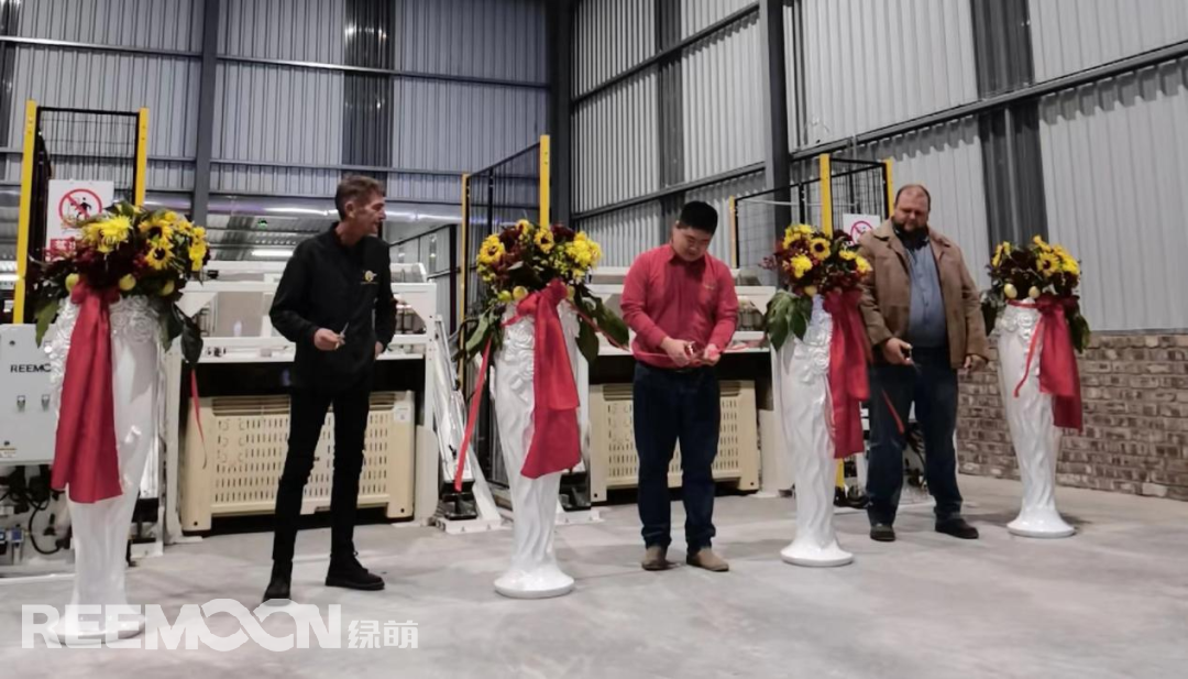 由金豹果業(yè)基地的管理團隊進行剪彩禮：【從左往右：內(nèi)維爾·史密斯（Neville Smith）、蔣亦姜（Ken Jiang）、皮爾尼夫·施密特（Pierneef Smit）】.png