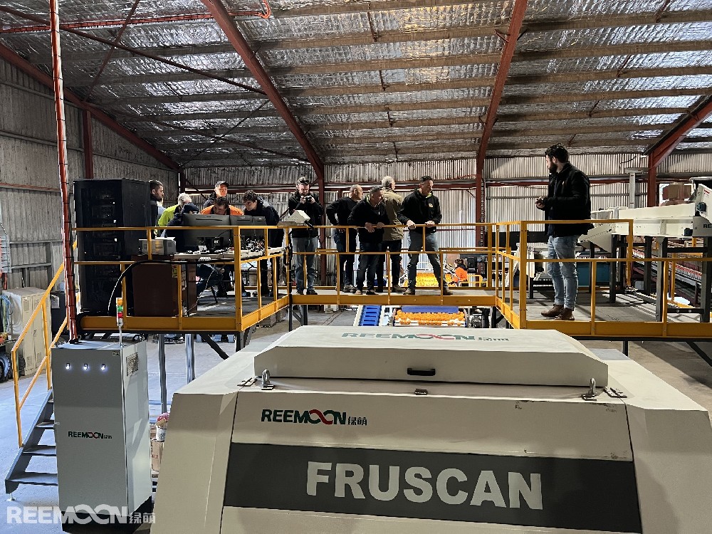 日前，應(yīng)用于Clear Lake Citrus的新型Fruscan 7四通道分選機(jī)在澳大利亞格里菲斯的綠萌展示活動(dòng)中驚艷亮相。該設(shè)備是目前綠萌在澳大利亞所安裝的最新也是最大的設(shè)備。綠萌新型Fruscan 7四通道分選機(jī)展示活動(dòng)現(xiàn)場來自澳大利亞各地的種植者和包裝廠商來到這家柑橘包裝廠參觀了這臺配備了Fruscan 7系統(tǒng)（綠萌的最新瑕疵分選技術(shù)